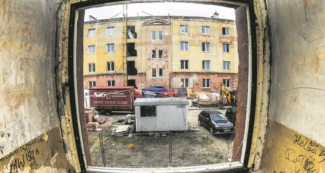 Powoli ze starego hotelu robotniczego przy ul. Techników na Kapuściskach powstaje blok mieszkań socjalnych. Drugi, zrujnowany, z którego okna zrobiono to zdjęcie, wciąż czeka. Tyle że to kropla w morzu potrzeb, bo w kolejce po socjale stoi w tej chwili w Bydgoszczy aż 941 rodzin!