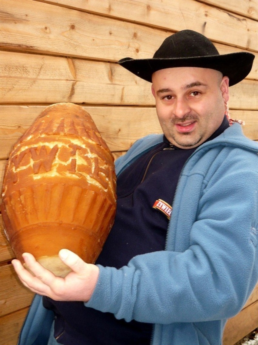 Paweł Pieczarka prezentuje gigantycznego oscypka. Czy tym...
