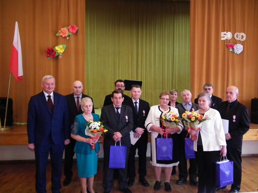 Cztery małżeństwa z gminy Krempnej otrzymały medale od prezydenta Andrzeja Dudy. Żyją wspólnie pół wieku [ZDJĘCIA]