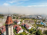 Władysławowo okiem drona. Zobaczcie serce turystycznej stolicy powiatu puckiego. Majestatyczny Dom Rybaka i morze w chmurach | ZDJĘCIA