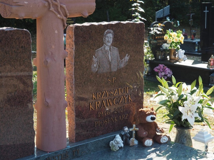 Druga rocznica śmierci Krzysztofa Krawczyka. Jego muzyka poruszała miliony. Tak wygląda grób słynnego piosenkarza