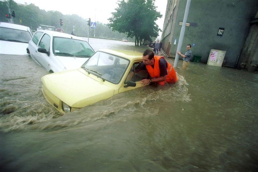 W wyniku powodzi 304 osoby potrzebowały natychmiastowej...