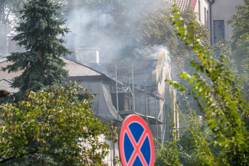 Groźny pożar domu przy ul. Kazimierza Wielkiego gasiło 35 strażaków