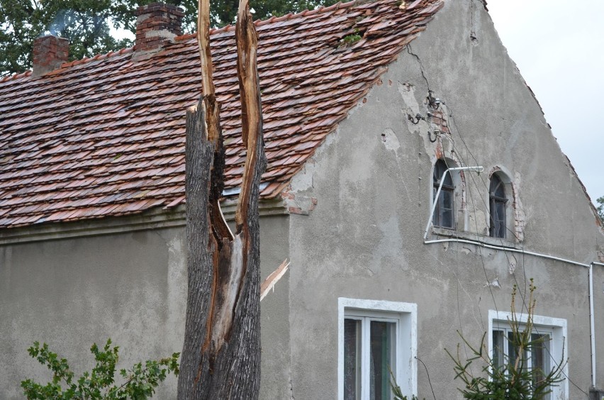 Krajobraz po wichurze. Strażacy wciąż pracują