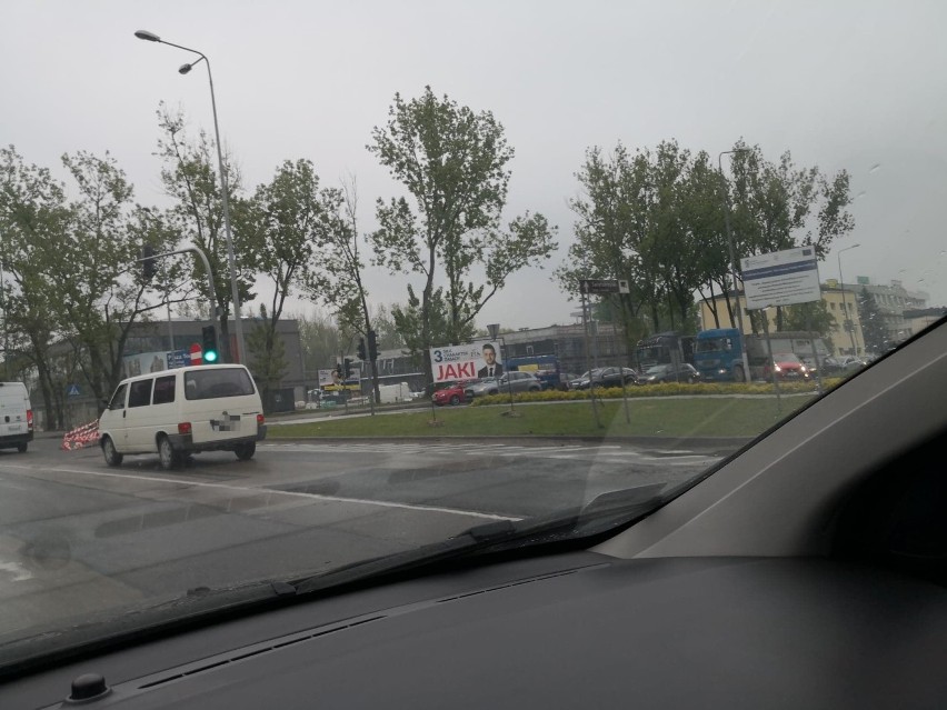 Ogromne korki w Kielcach. Na środku skrzyżowania zapadła się studzienka. Utrudnienia potrwają dłużej [ZDJĘCIA]