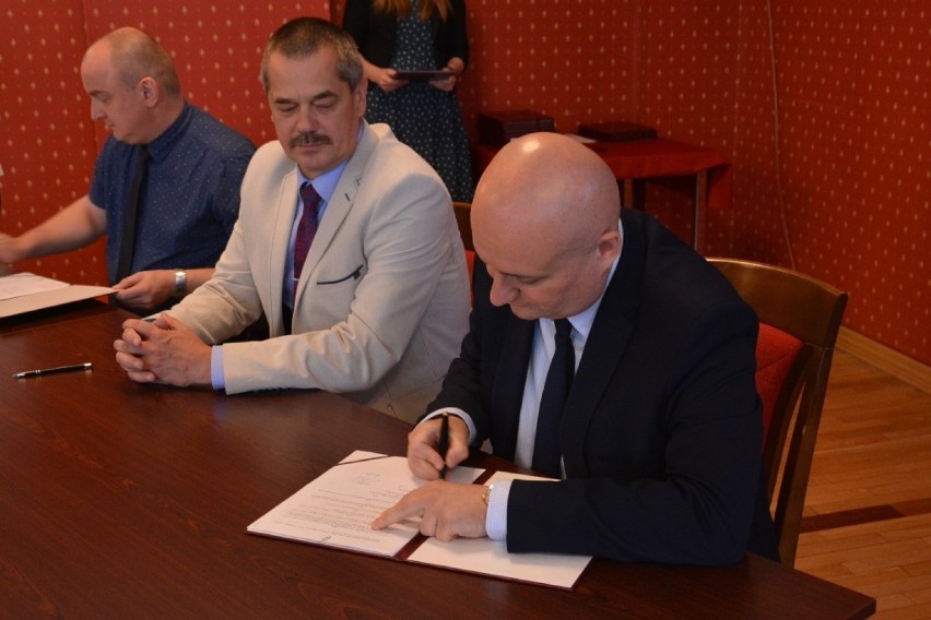 Wojewoda wielkopolski podpisał umowy z wójtem gminy Czermin i Gizałki na modernizację dróg lokalnych