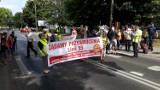 Chcą powrotu autobusu, więc protestują -  mieszkańcy zablokowali ulicę Batalionów Chłopskich [ZDJĘCIA] 