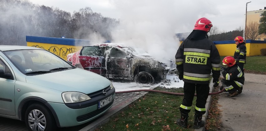 Pożar samochodu na ulicy Gajowej we Włocławku [zdjęcia, wideo]