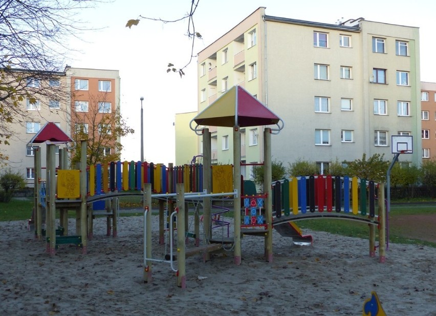 Przy Szkole Podstawowej nr 8 w Lęborku stanął nowy plac zabaw. Kosztował 42 tys. zł ZDJĘCIA