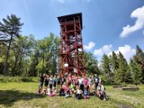 Wędrowali z Kosarzysk na Eliaszówkę. Po drodze zebrali aż 19 worków śmieci. Udana akcja Fundacji Nowe Kierunki