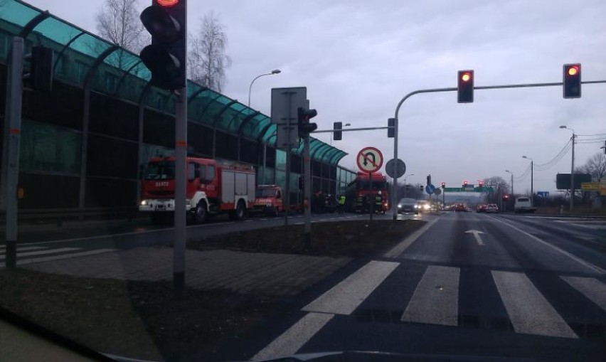 Wypadek w Wojkowicach Kościelnych. Ciężarówka najechała na tył osobówki [ZDJĘCIA, WIDEO]