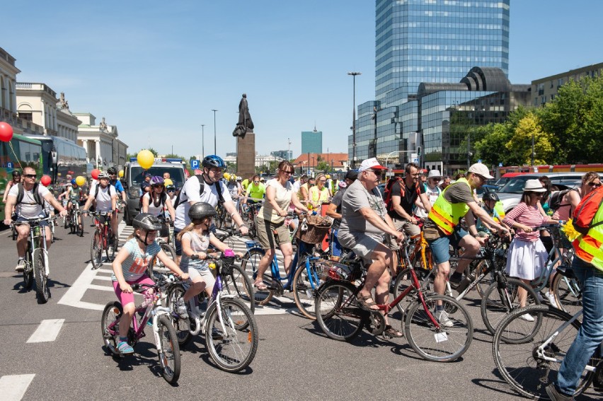 Rekordowy Rowerowy Maj. Szkolne parkingi zapełniły się rowerami i hulajnogami