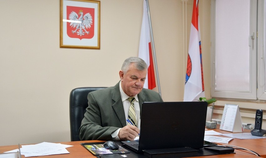 Radomsko: Na komisji rewizyjnej w powiecie o zatrudnieniu w starostwie i kontroli w II LO