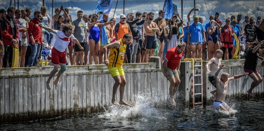 Sportowcy i samorządowcy skakali z mola w  Sopocie dla Ani, Amelki i Klary [zdjęcia]