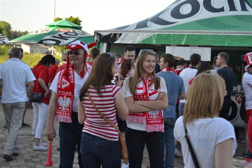 Biało-czerwoni kibice przed drugim meczem Polska-Iran w Lidze Światowej w Częstochowie