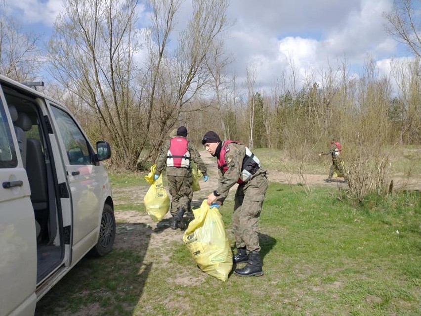 Trwa akcja sprzątania brzegów Pilicy w Tomaszowie i regionie [ZDJĘCIA]