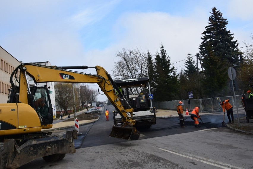 Duże utrudnienia na ulicy Koseły w Sandomierzu. Drogowcy kładą ostatnią warstwę asfaltu. Zobacz zdjęcia 