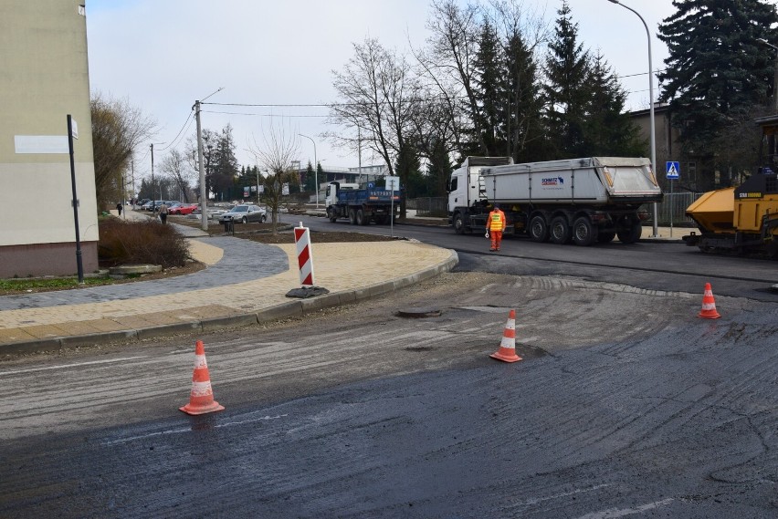 Duże utrudnienia na ulicy Koseły w Sandomierzu. Drogowcy kładą ostatnią warstwę asfaltu. Zobacz zdjęcia 