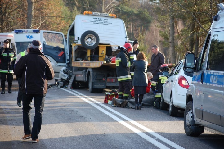 Droga w kierunku Kościerzyny zablokowana. Na łuku drogi zderzyły się dwa pojazdy