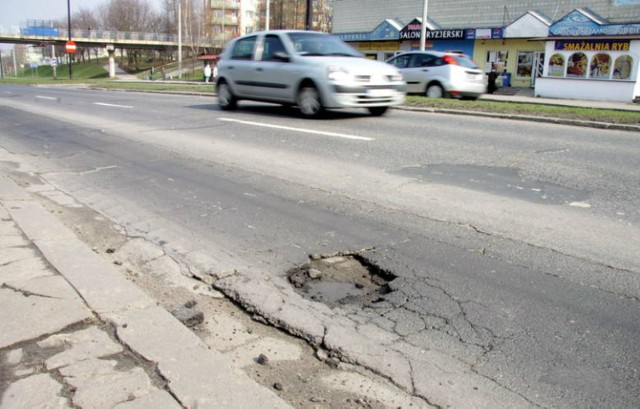 Do połowy października ma być przebudowany półkilometrowy fragment ul. Armii Krajowej. Na jezdni pojawi się nowy asfalt