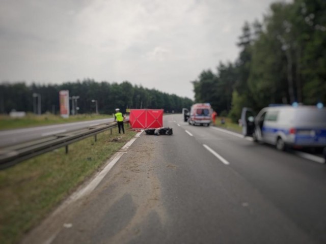 45-letni motocyklista wypadł z jezdni na DK 1 w Romanowie i wjechał w bariery rozdzielające. Na miejscu nadal pracują policjanci i służby porządkowe. DK1 w kierunku Katowic pozostaje zablokowana. 