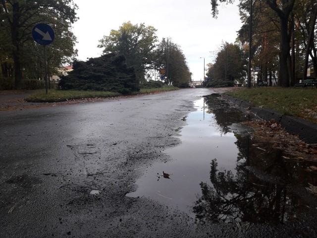 Stan ulicy Zaleśnej oraz parkingu przy ośrodku Miejskiego Ośrodka Rekreacji i Wypoczynku jest fatalny.