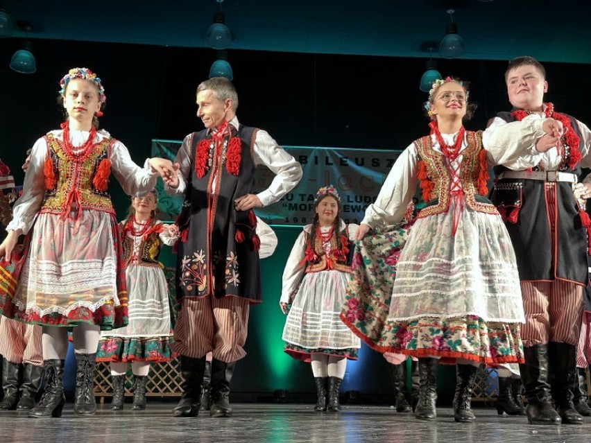 Zespół Tańca Ludowego „Moraczewo" powołano w listopadzie...