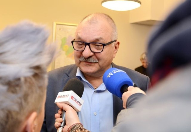 Cezary Przybylski, marszałek województwa, czyli pierwsza osoba w regionie, jeżeli chodzi o oszczędności, nieruchomości czy też o to, co trzyma w garażu, uplasował się na drugim miejscu w naszym rankingu. 

Na kontach w różnych walutach zgromadził ponad 200 tys. złotych. Marszałek pochwalił się też papierami wartościowymi w tym akcjami dwóch giełdowych spółek PZU i Tauronu. Ich zsumowana wartość to blisko 11 tys. złotych. 

Jeżeli chodzi o nieruchomości, może wybierać między niespełna 90 metrowym domem i okazałym mieszkaniem o powierzchni blisko 190 m kw. Wartość domu to 730 tys. zł, a mieszkania - 350 tys. złotych. Cezary Przybylski wierny jest swojemu audi A6, którego wycenił na 18 tys. złotych. 

Marszałek spłaca dług hipoteczny. Pozostało mu jeszcze do oddania ponad 150 tys. złotych.