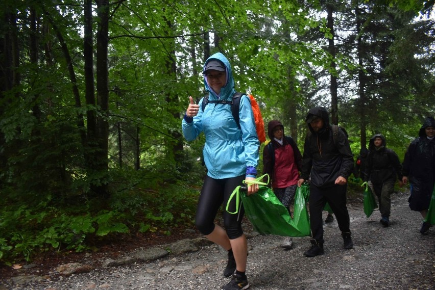 Akcja Czyste Tatry. Mimo deszczu tysiące wolontariuszy ruszyło na szlaki zbierać śmieci
