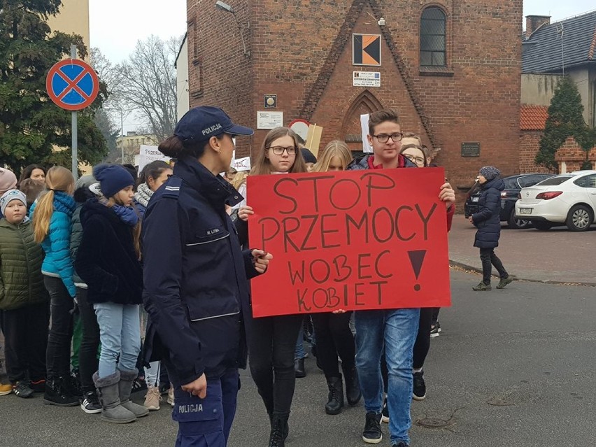 Stop przemocy wobec kobiet. Młodzież z Sycowa wyszła na ulice