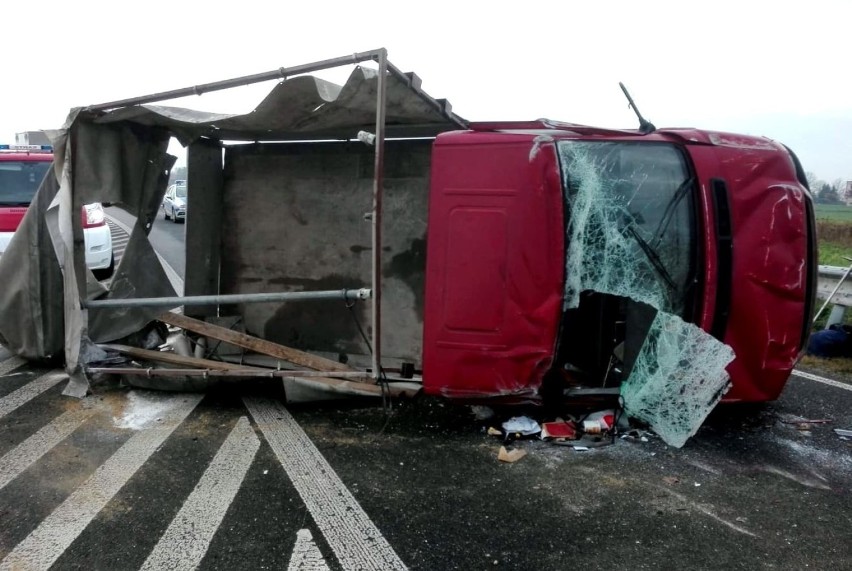 Wypadek na drodze wojewódzkiej w Chrzelicach. Jedna osoba ranna