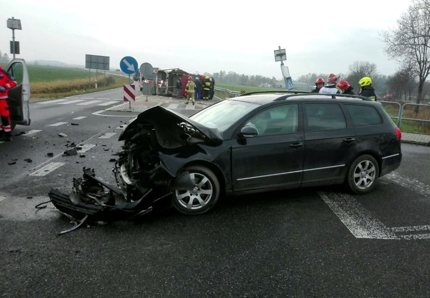 Wypadek na drodze wojewódzkiej w Chrzelicach. Jedna osoba ranna