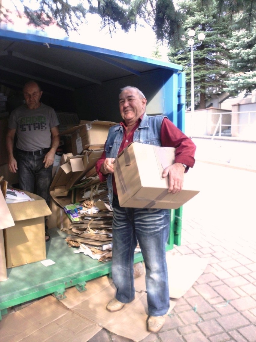 Bochnia. Zebrano blisko 19 ton makulatury, dochód trafi na budowę ośrodka zdrowia dla dzieci w Afryce [ZDJĘCIA]