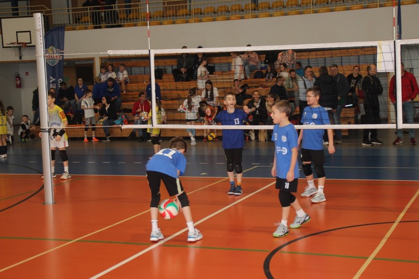 Trwa Ogólnopolski Turniej Minisingielków „METPRIM Volley Radomsko Cup” w Radomsku. ZDJĘCIA