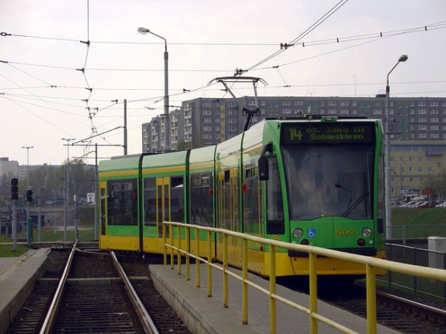 Fotografia ilustracyjna: tramwaj linii nr 14 wjeżdżający na pętlę na Piątkowskiej