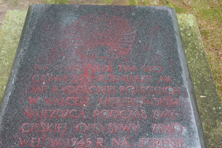 tablice i pomnik na cmentarzu wojennym w Ostródzie
