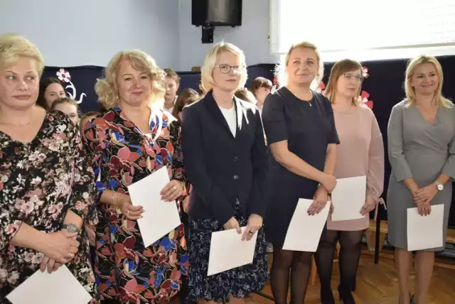 Szkoła Podstawowa nr 1 obchodziła w piątek, 11 października, Dzień Edukacji Narodowej. Dyrektor Anna Łapska wręczyła z tej okazji nagrody nauczycielom oraz pracownikom administracji szkolnej. Uczniowie przygotowali program artystyczny.