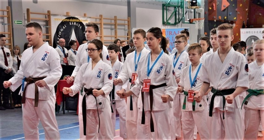 Wolbrom. 24 medale zawodników Jurajskiego Klubu Oyama Karate w zawodach o Puchar Burmistrza Adama Zielnika
