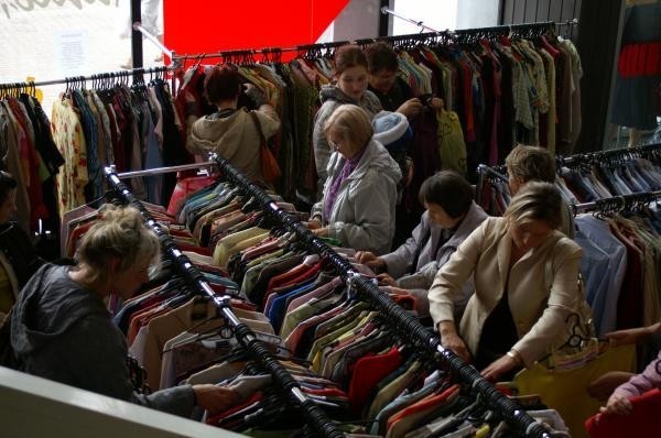Co warszawiacy myślą o sklepach z używaną odzieżą | Warszawa Nasze Miasto