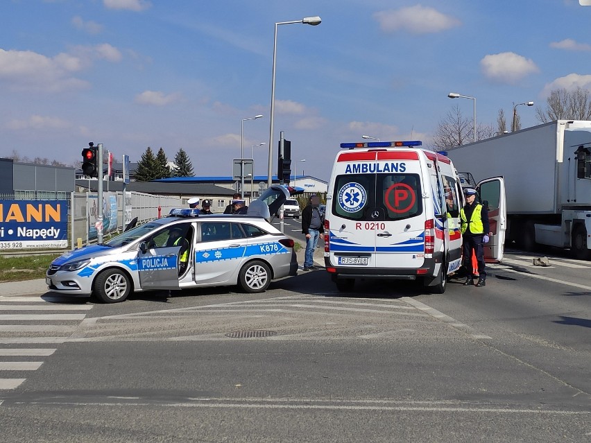 Na ulicy Piłsudskiego w Jaśle doszło do wypadku samochodowego z udziałem policyjnego radiowozu. Dwie osoby trafiły do szpitala [ZDJĘCIA]