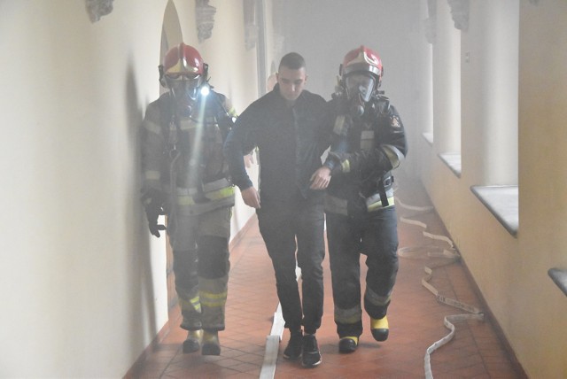 Ćwiczenia strażaków odbyły się na terenie kwidzyńskiego zamku.