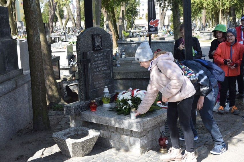Obchody Dnia Pamięci Ofiar Zbrodni Katyńskiej w Płocku. Płocczanie uczcili pamięć poległych [ZDJĘCIA]