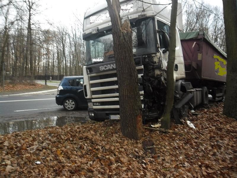 Śmiertelny wypadek w Jarocinie. Tir zderzył się z osobówką. Jedna osoba nie żyje. FOTO