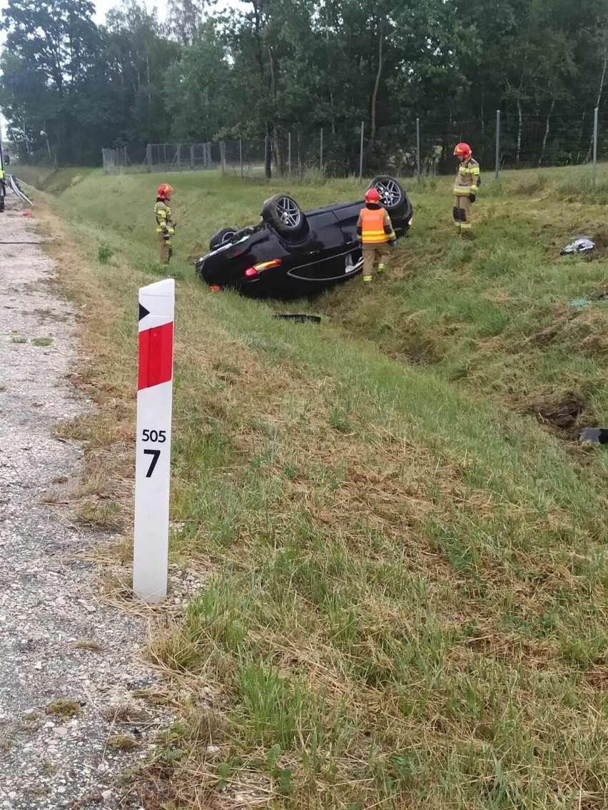 Samochód wypadł z drogi na odcinku A4 z Tarnowa do Dębicy  i...