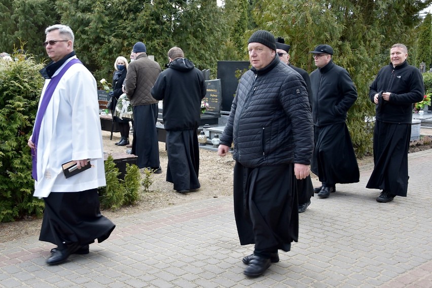 Piła. Na Cmentarzu Komunalnym w Pile odbył się pogrzeb ks. Krzysztofa Oleszkiewicza [ZDJĘCIA]