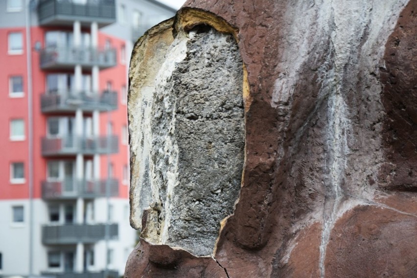 Pomnik Janusza Korczaka, który znajduje się na placu...