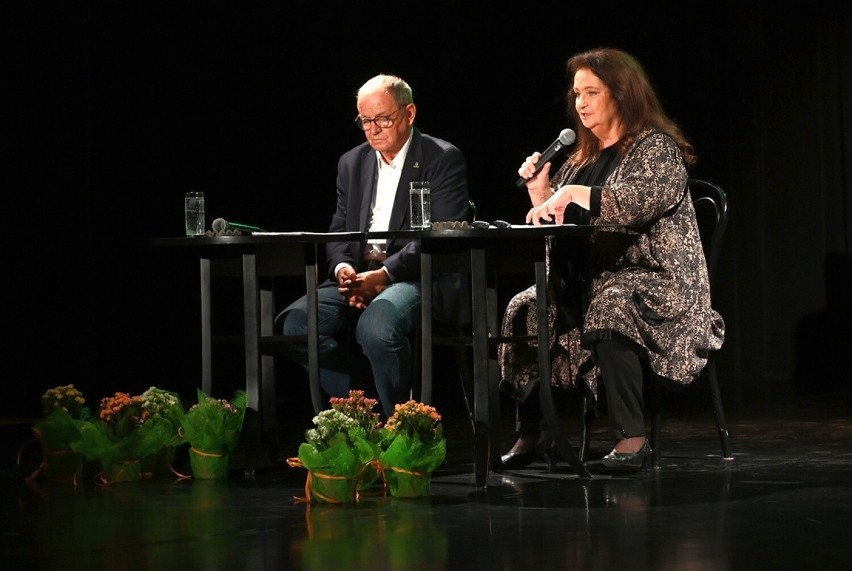 W Stalowej Woli Anna Dymna i Jerzy Fedorowicz czytali wiersze księdza Twardowskiego. Otwarto Krakowski Salon Poezji. Zobacz zdjęcia