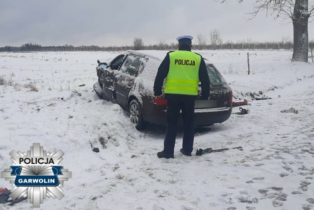 Policjanci z Garwolina wyjaśniają okoliczności wypadku z udziałem dwóch pojazdów, do którego doszło w poniedziałek nad ranem w Godziszu. W wyniku poniesionych obrażeń kobieta kierująca hondą, pomimo udzielonej pomocy medycznej, zmarła po przewiezieniu do szpitala.