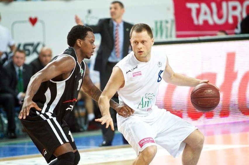 Arvydas Eitutavicius (z prawej) znów koszykarzem Anwilu...