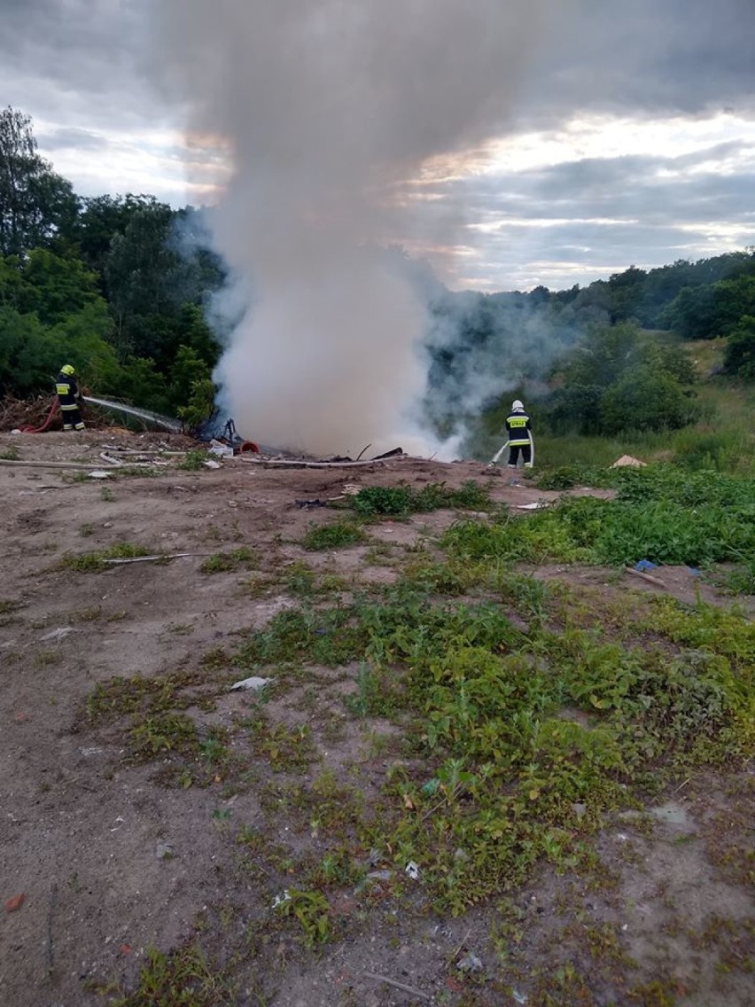 Pożar śmieci w Piotrowie. W akcji OSP Brodnica i OSP Żabno